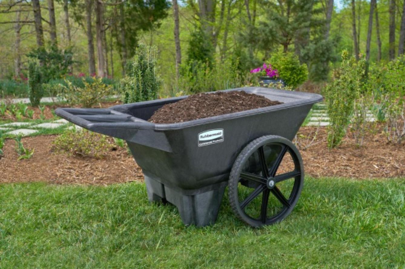 Rubbermaid 7.5 cu. ft. Plastic Yard Cart Full of dirt