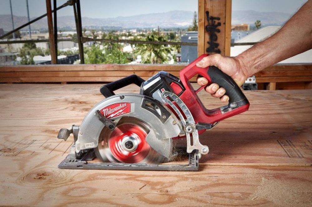Milwaukee M18 FUEL™ Rear Handle 7 1/4" Circular Saw In use on Flat Surface