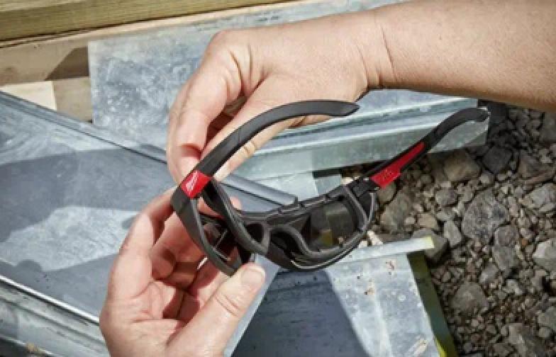 Milwaukee Performance Safety Glasses with Gasket & Fog Free Lenses Gasket Mechanism