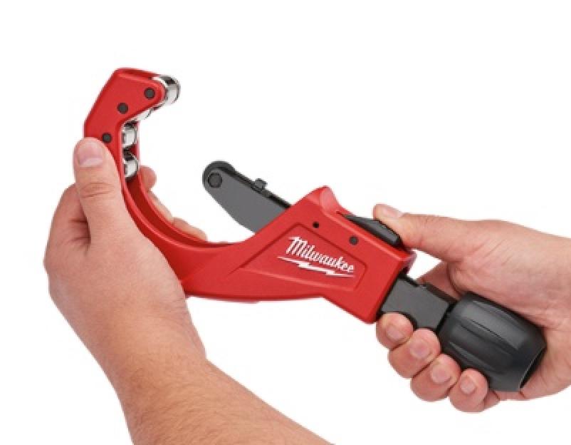 Milwaukee 2 1/2 Inch Quick Adjustment Copper Tubing Cutter Angled Away in Hands