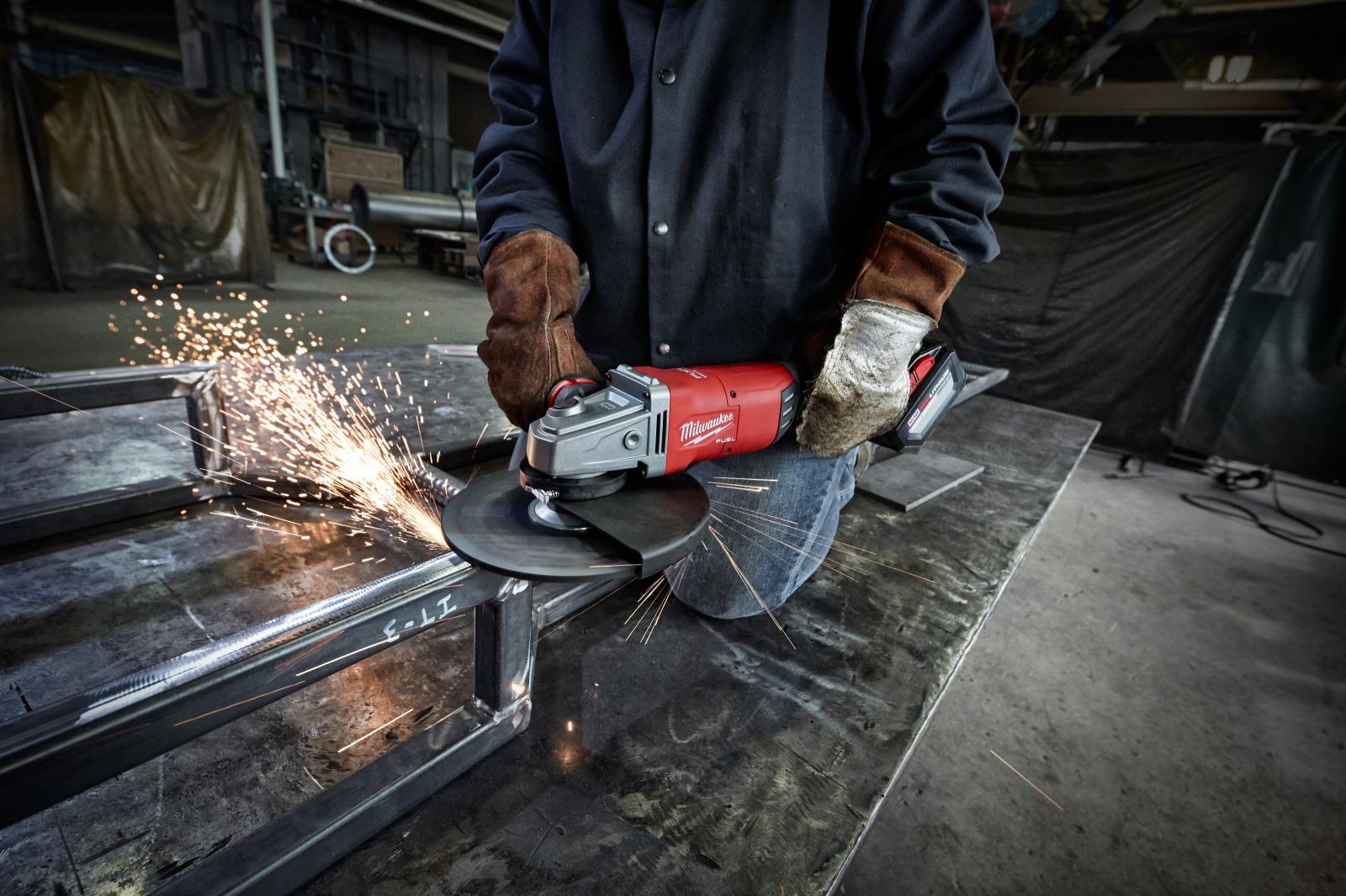 Milwaukee M18 FUEL 18-Volt Lithium-Ion Brushless Cordless 7 in./9 in. Angle Grinder