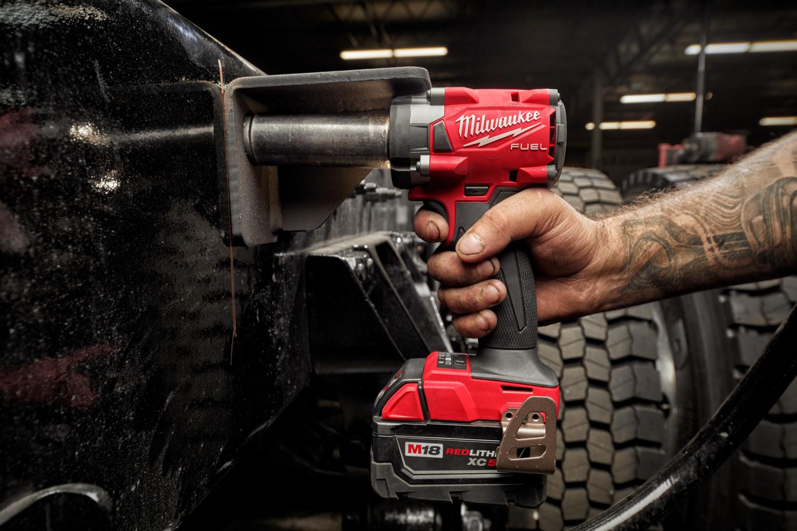 Milwaukee M18 Fuel 38 Compact Impact Wrench w Friction Ring Kit