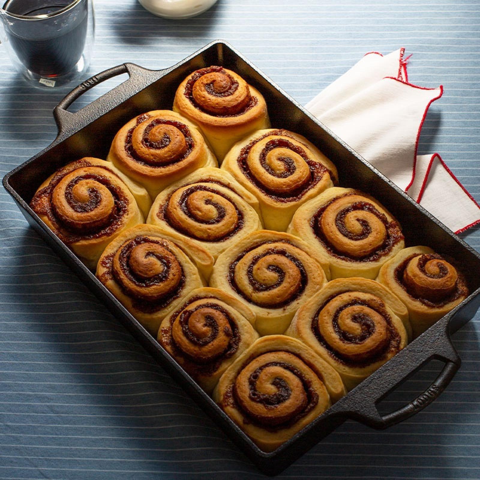 Lodge Cast Iron Seasoned Casserole Pan