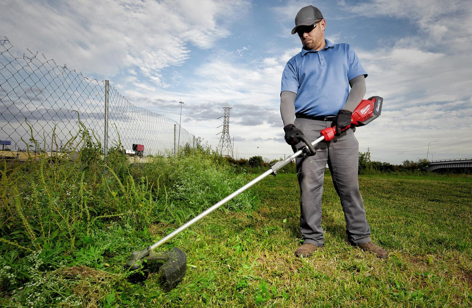 Milwaukee M18 FUEL™ String Trimmer Kit In Use