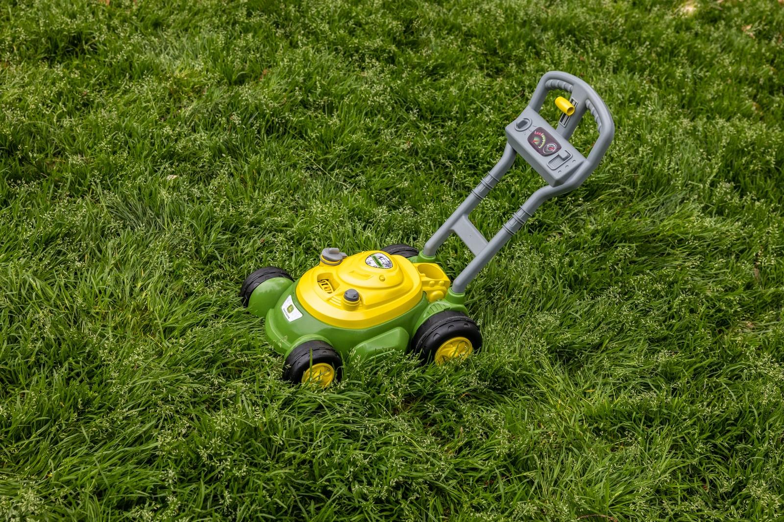 Fun and Easy: John Deere® Bubble Mower for Sunny Days