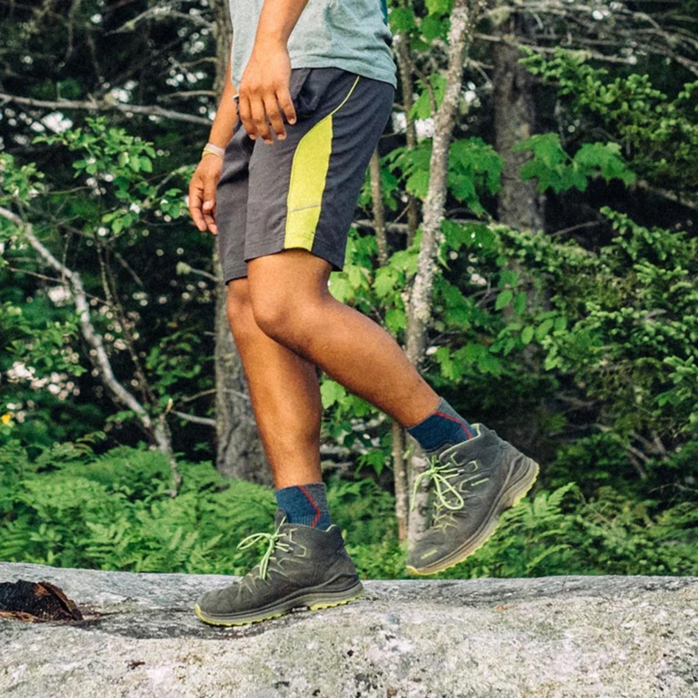 Darn Tough Men's Hiker Quarter Midweight Hiking Sock