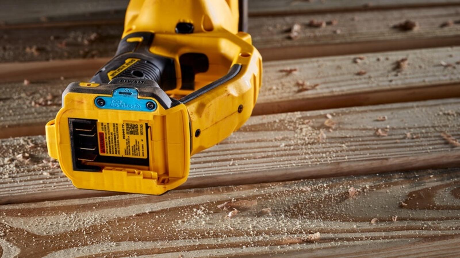 20V MAX* Brushless Cordless 7/16 in Compact Quick Change Stud and Joist Drill With FLEXVOLT ADVANTAGE™ (Tool Only) LIFESTYLE 3
