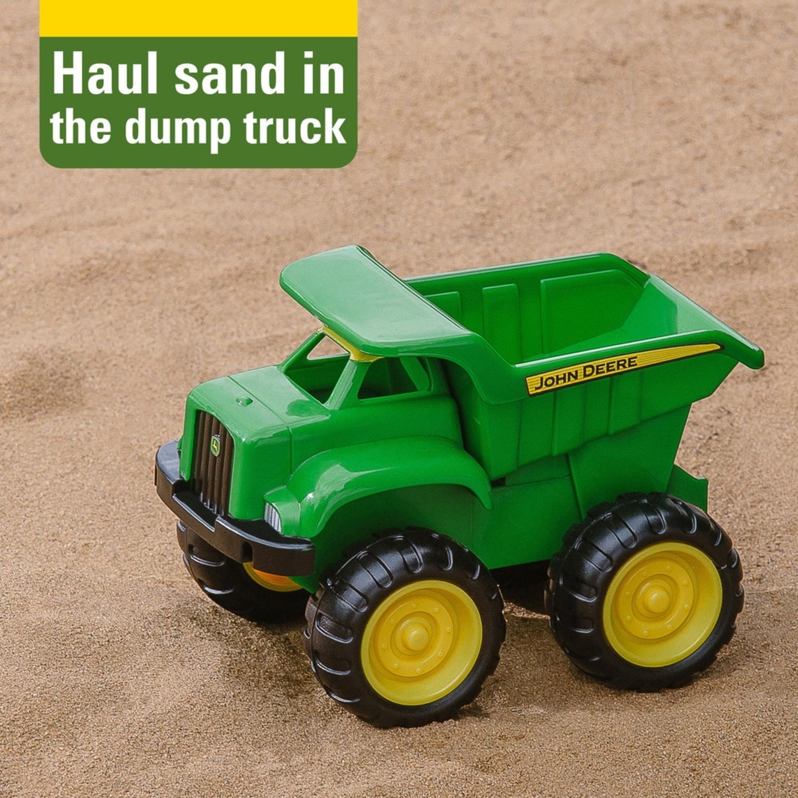 haul sand in the dump truck
